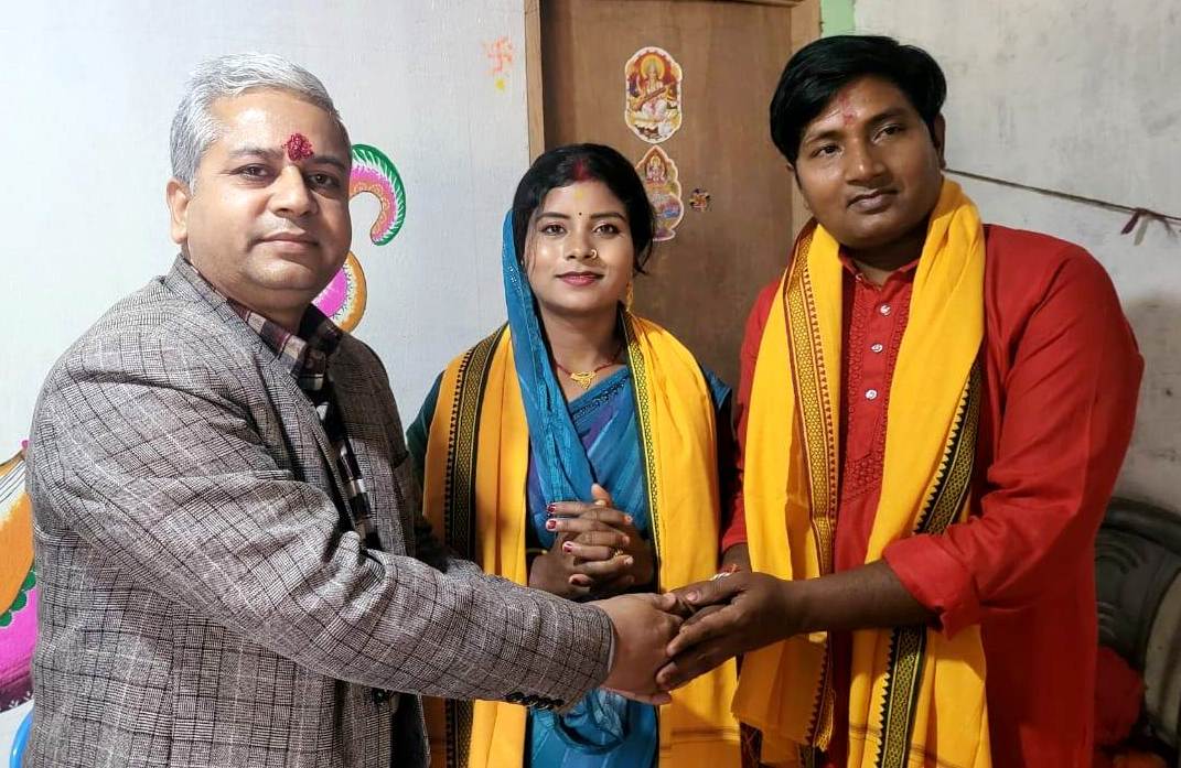 “Renowned artist Avinash Jha, also known as ‘Kalkatiyabali’, and Ansa Sada were honored by Foundation patron Shyam Sundar Yadav for their inter-caste and dowry-free marriage.”